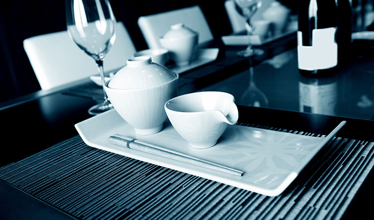 Five-Hot-Trends-in-Luxury-Restaurant-dark-blue-tones