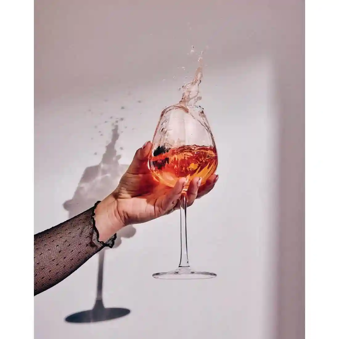 Cristal d'Arques Swirly Wine Glasses 470ml (8 Pack) - Image 3