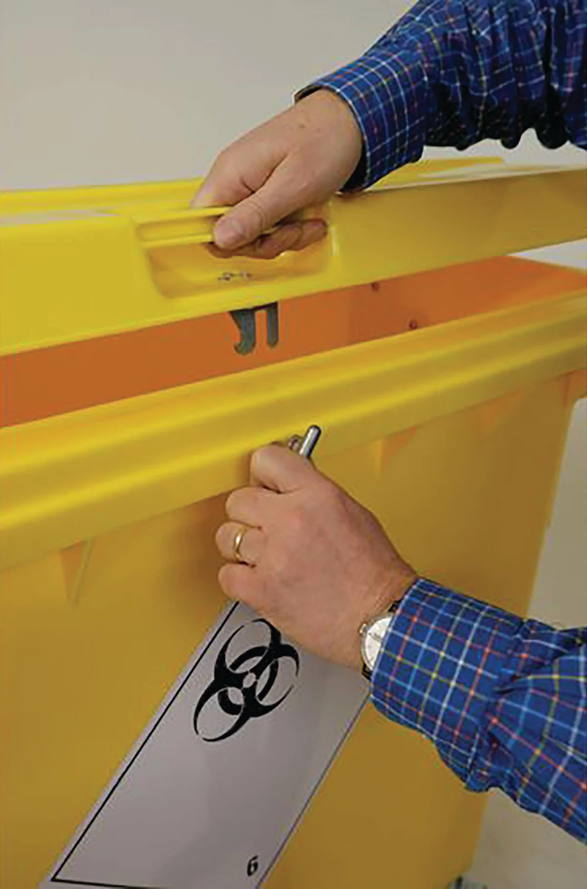 2Work Wheelie Bin Clinical Waste 660 Litre 4 Wheeled Lockable Yellow 2W10896 - Image 3