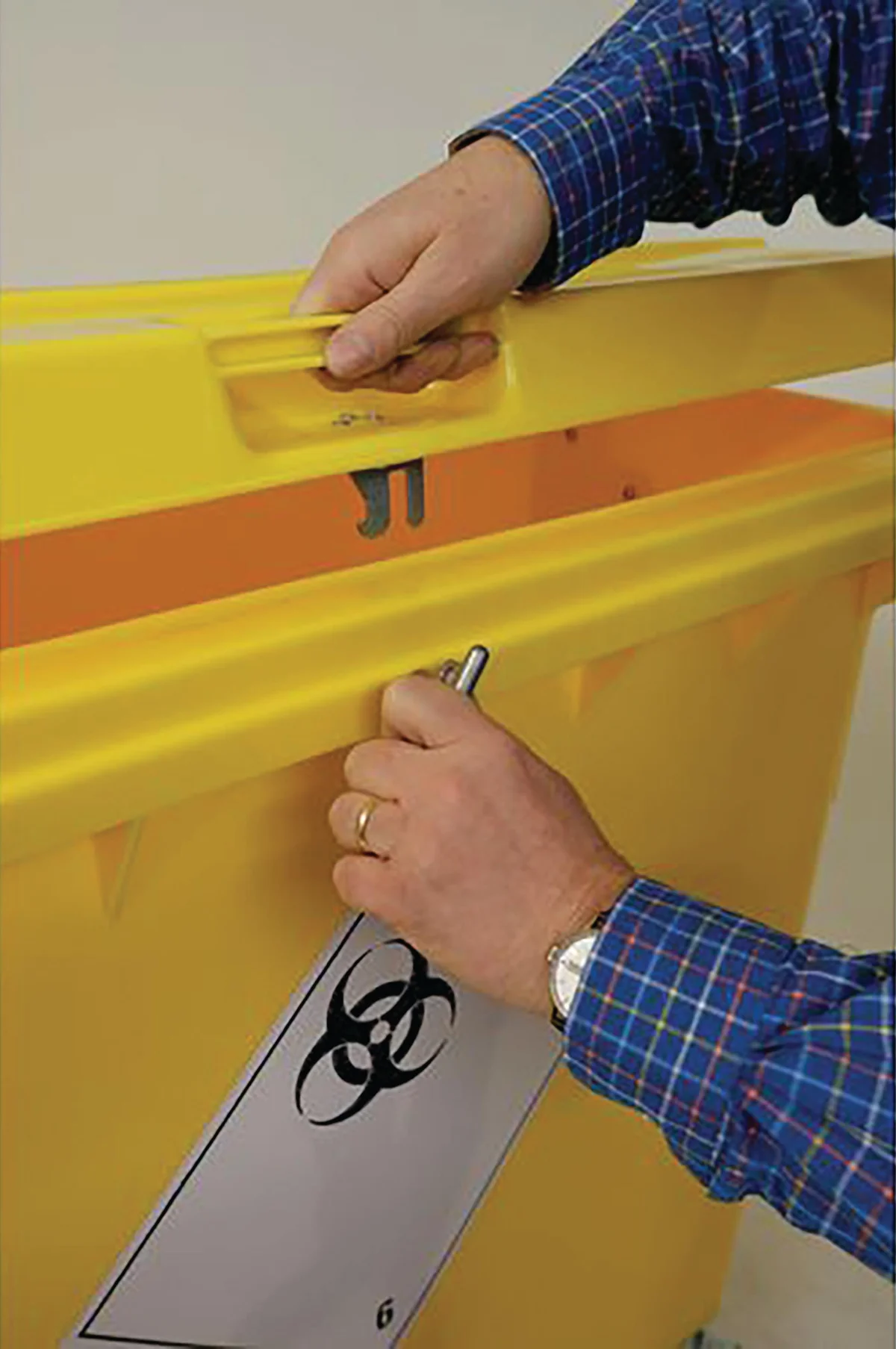2Work Wheelie Bin Clinical Waste 770 Litre 4 Wheeled Lockable Yellow 2W10897 - Image 3