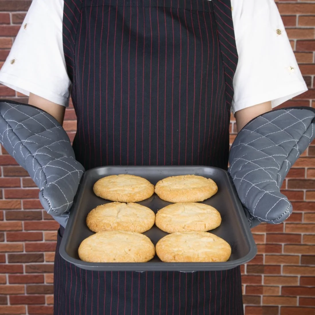 Vogue Flame Retardant Charcoal Oven Mitt 17" - Image 5