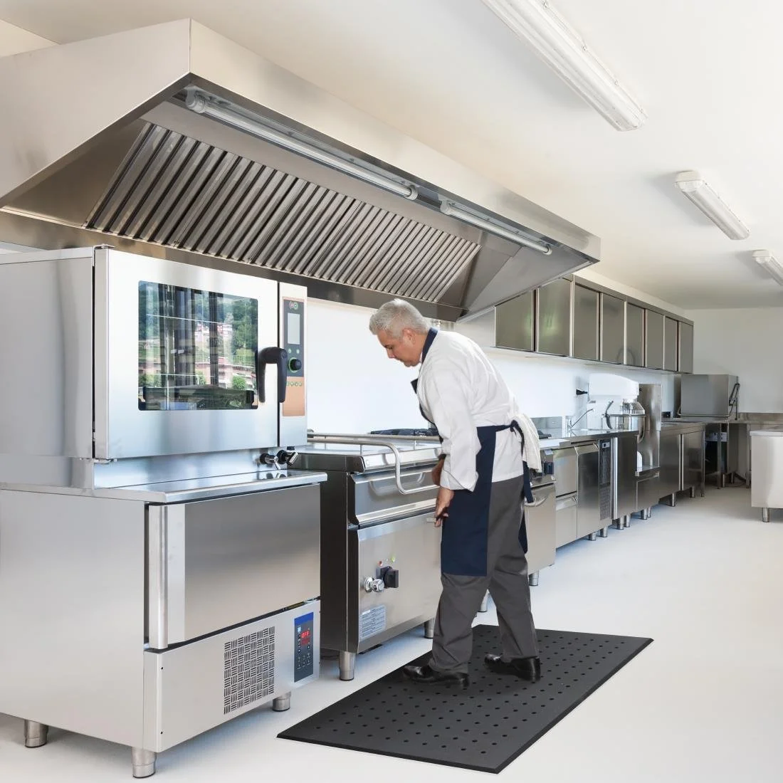 COBA Hygimat Anti-Fatigue Mat Black With Drainage Holes 0.9 x 1.5m - Image 2