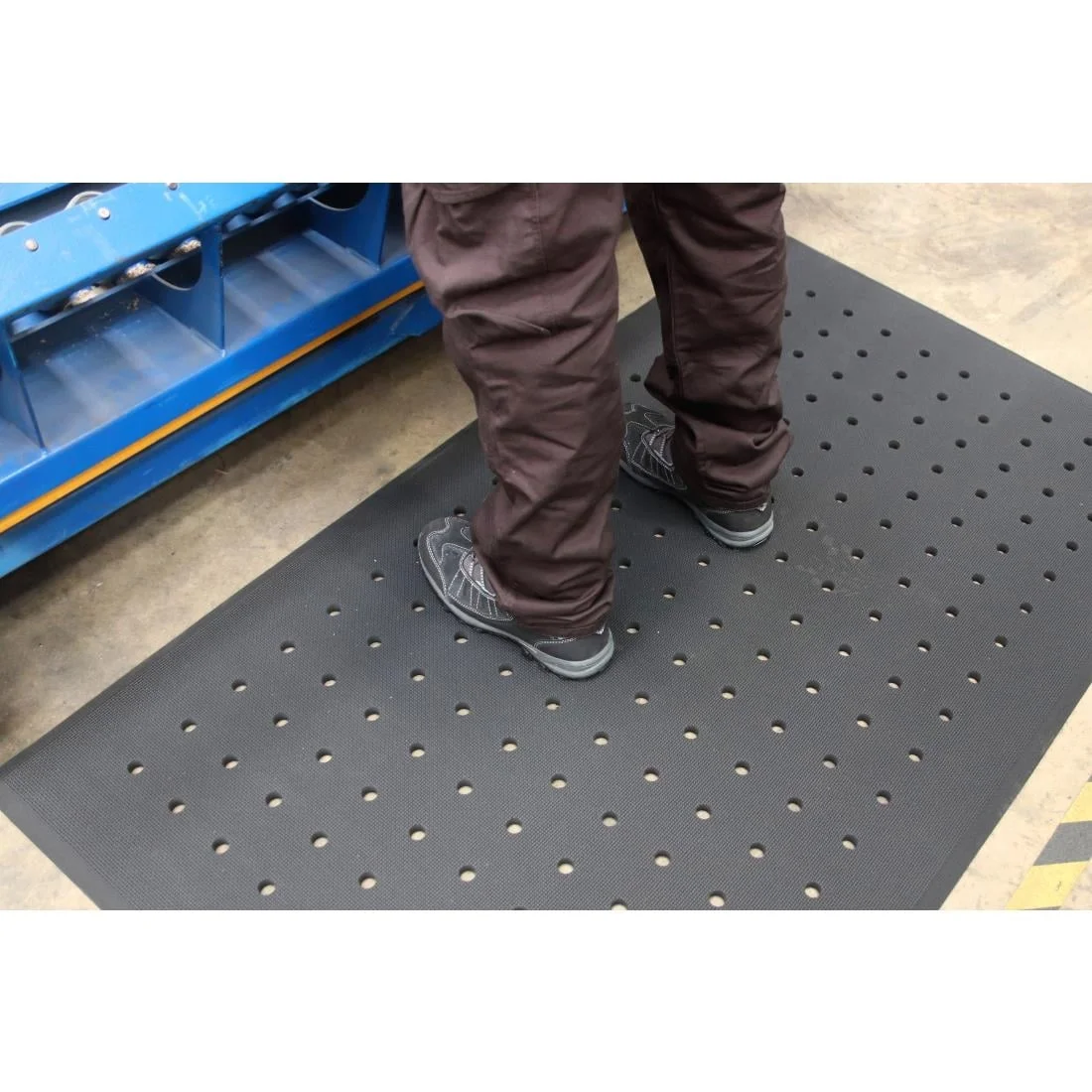 COBA Hygimat Anti-Fatigue Mat Black With Drainage Holes 0.9 x 1.5m - Image 4