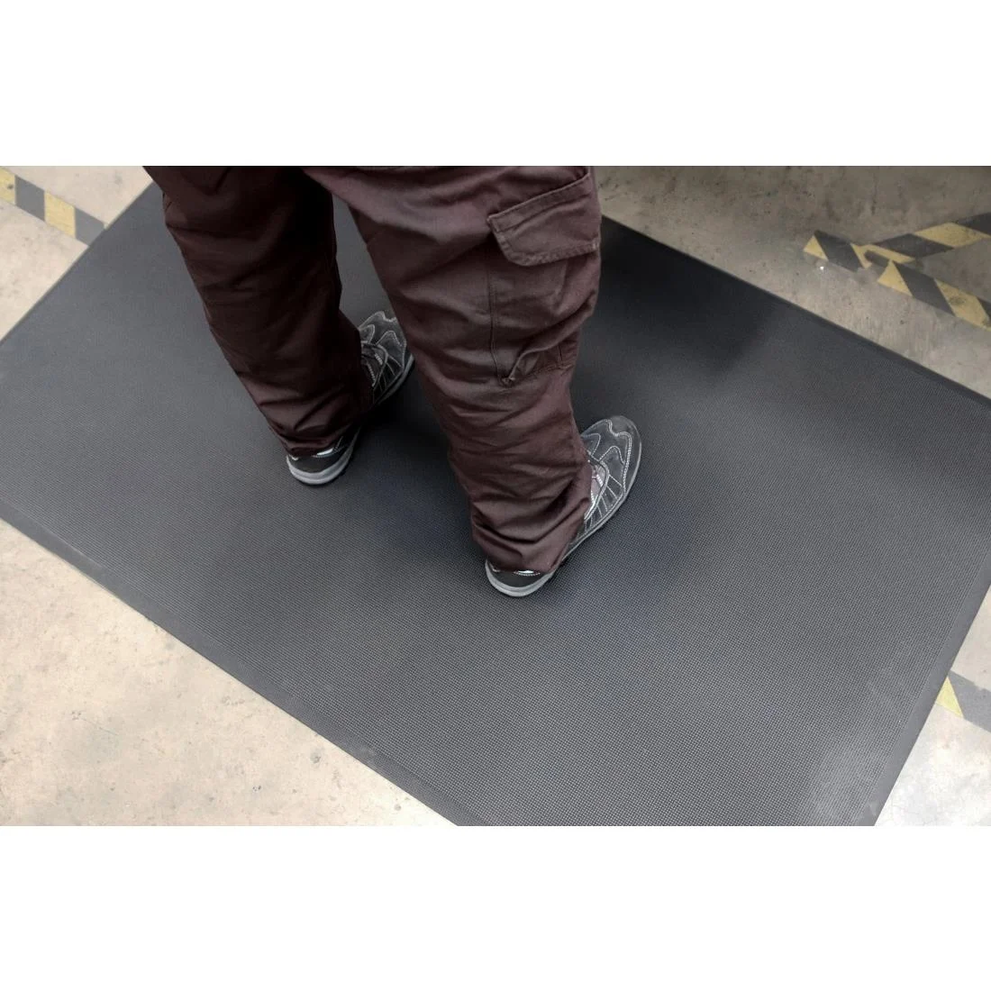 COBA Hygimat Anti-Fatigue Mat Black Solid 0.6 x 0.9m - Image 2