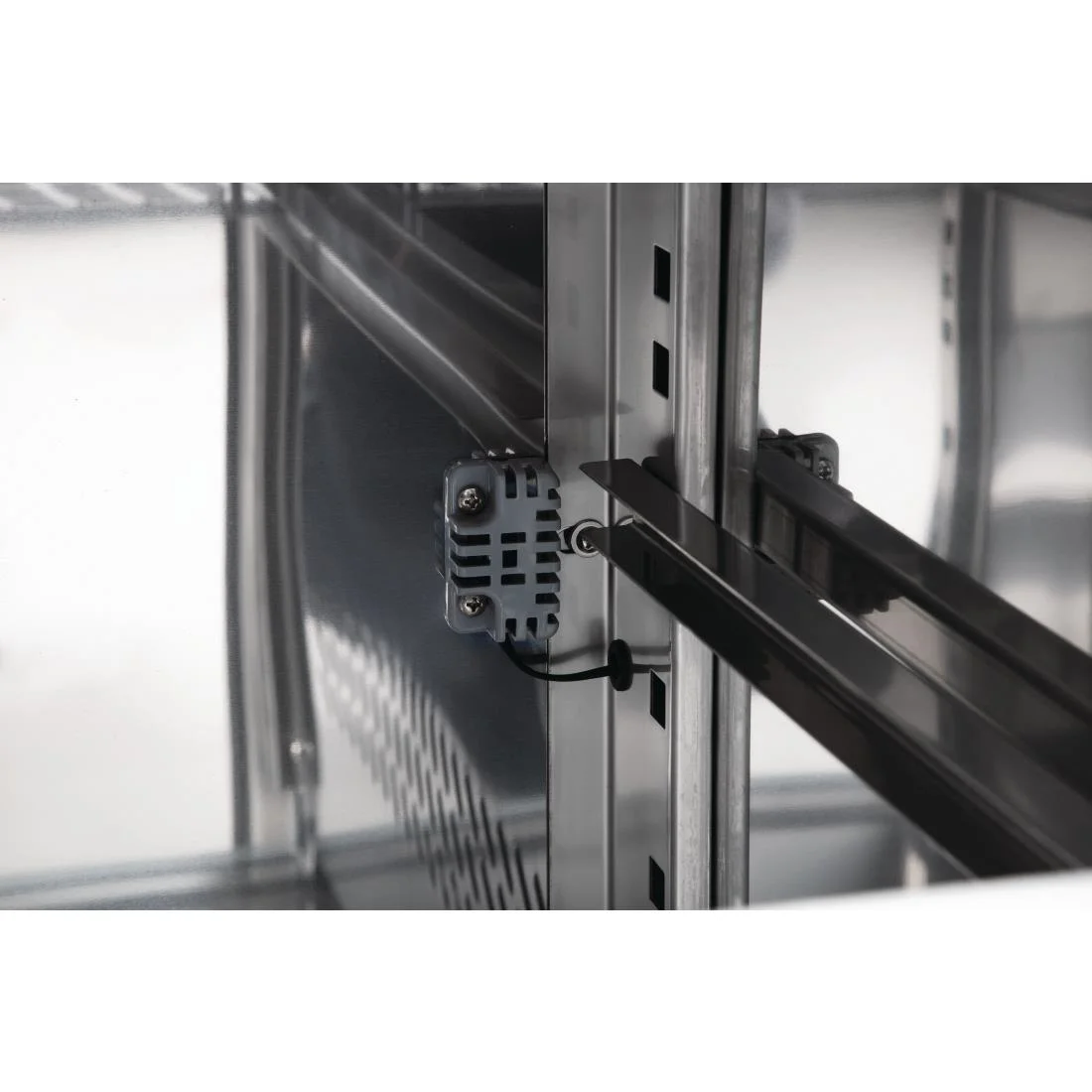 Polar U-Series Triple Door Counter Fridge 417Ltr - Image 10
