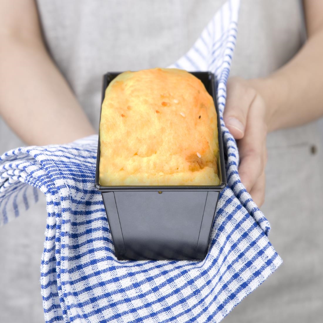 Vogue 1lb Non-Stick Loaf Tin 6x18x9cm