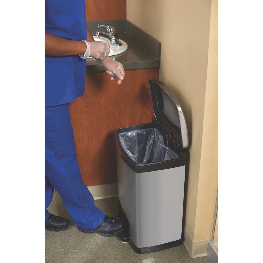 Rubbermaid Slim Jim Front Step on Stainless Steel 50L