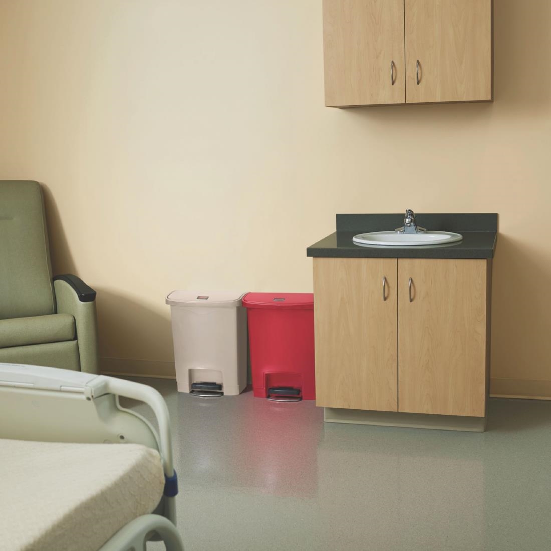 Rubbermaid Slim Jim Step on Front Pedal Red 30Ltr
