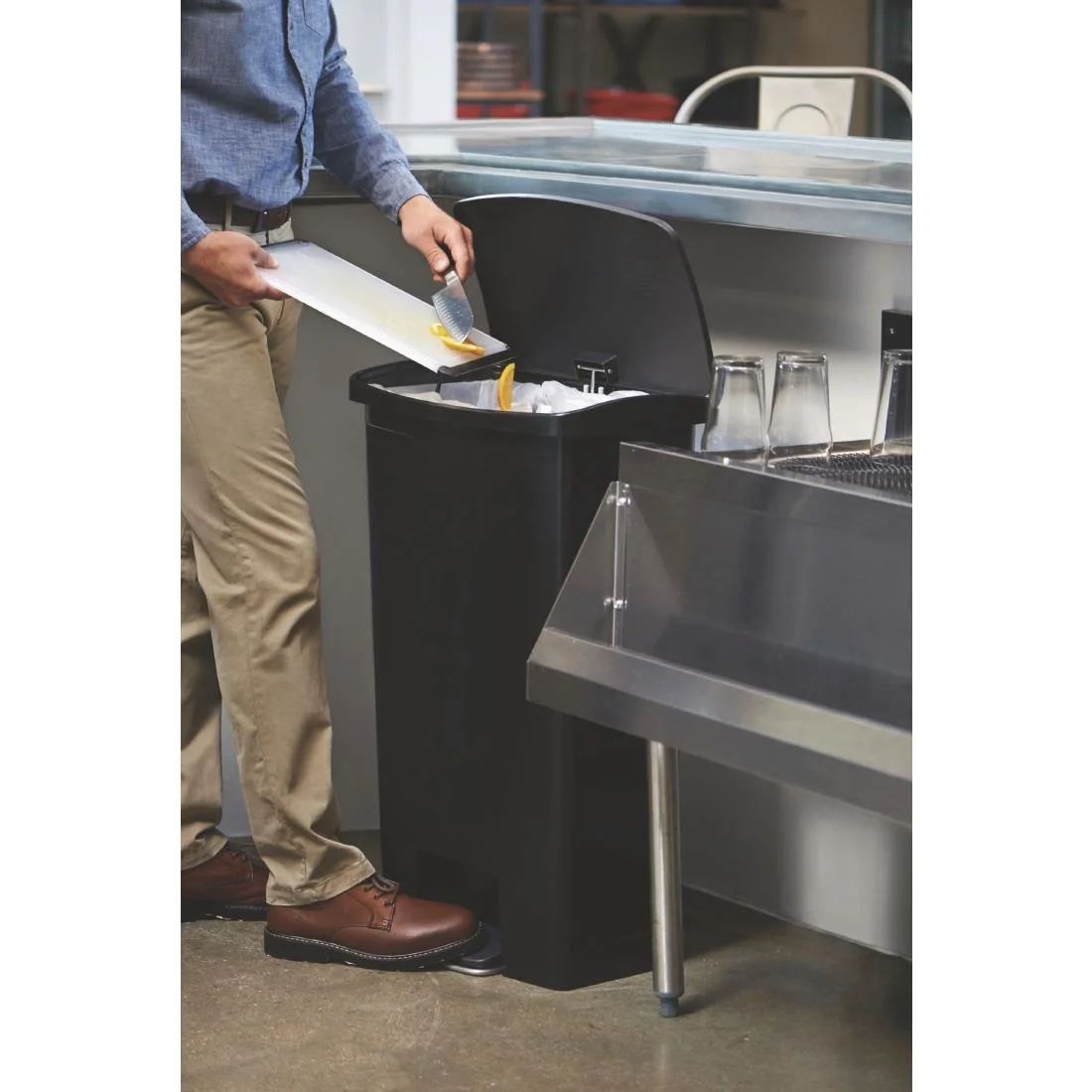 Rubbermaid Slim Jim Step on Front Pedal Black 68Ltr - Image 3