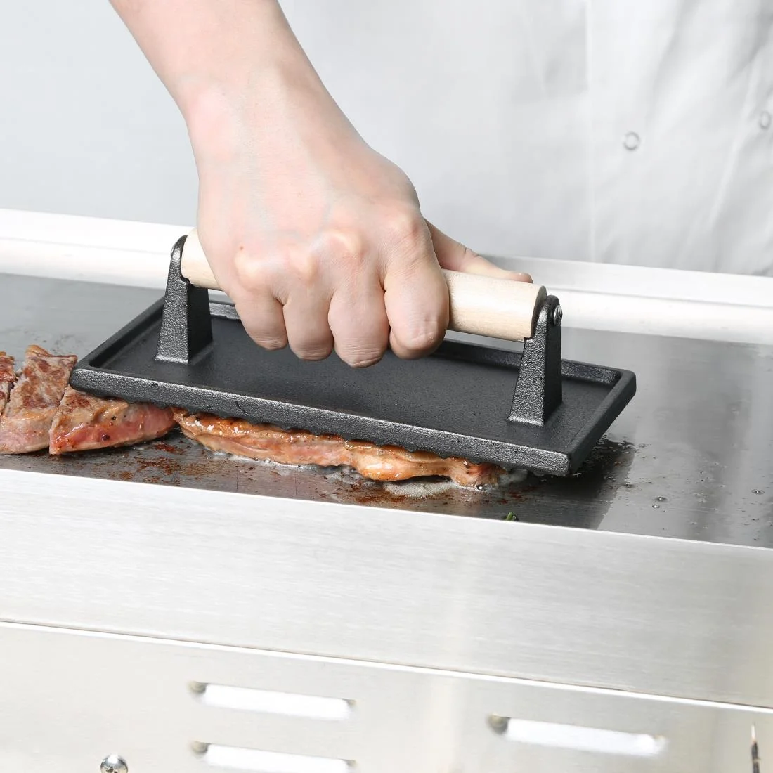 Vogue Cast Iron Steak Weight with Wood Handle - Image 6