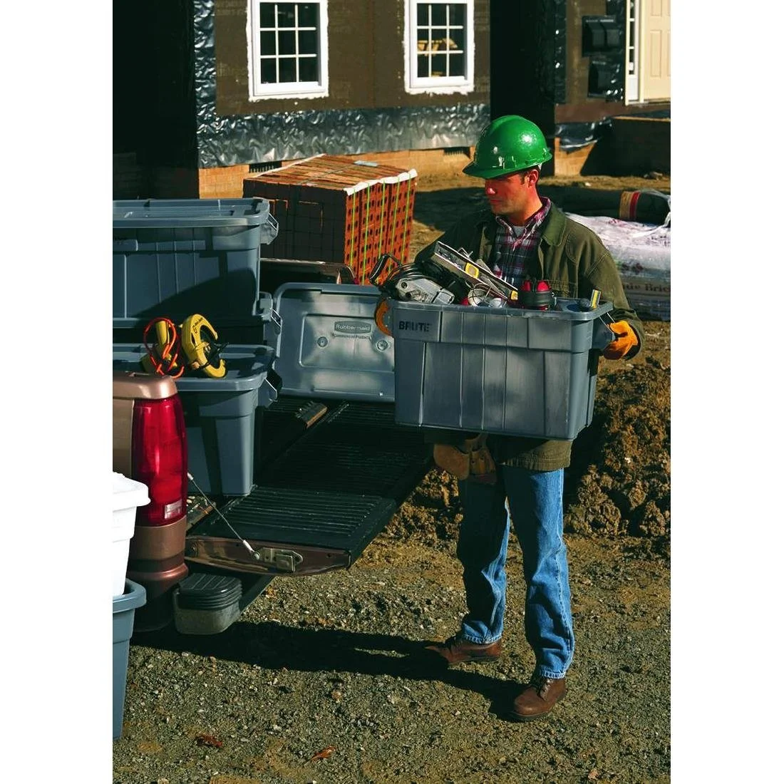 Rubbermaid BRUTE Tote Box Grey with Lid 53Ltr - Image 3