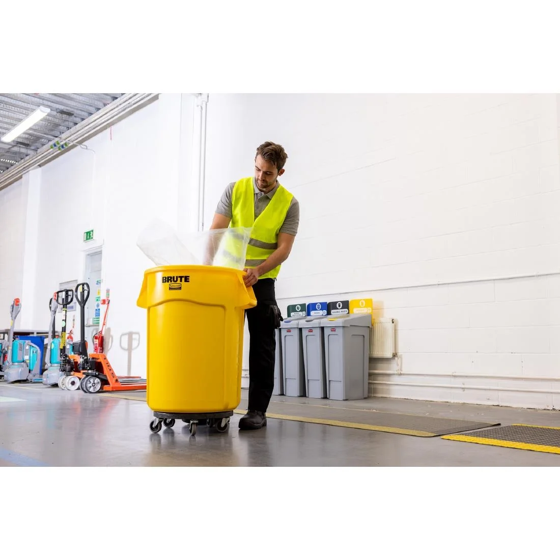 Rubbermaid BRUTE Container Yellow 167Ltr - Image 2