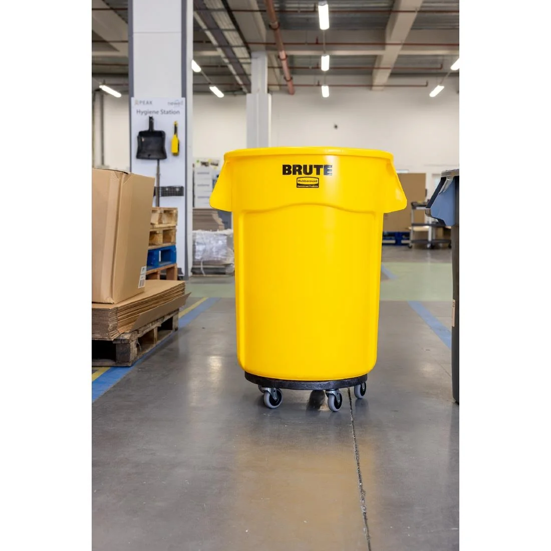 Rubbermaid BRUTE Container Yellow 167Ltr - Image 3