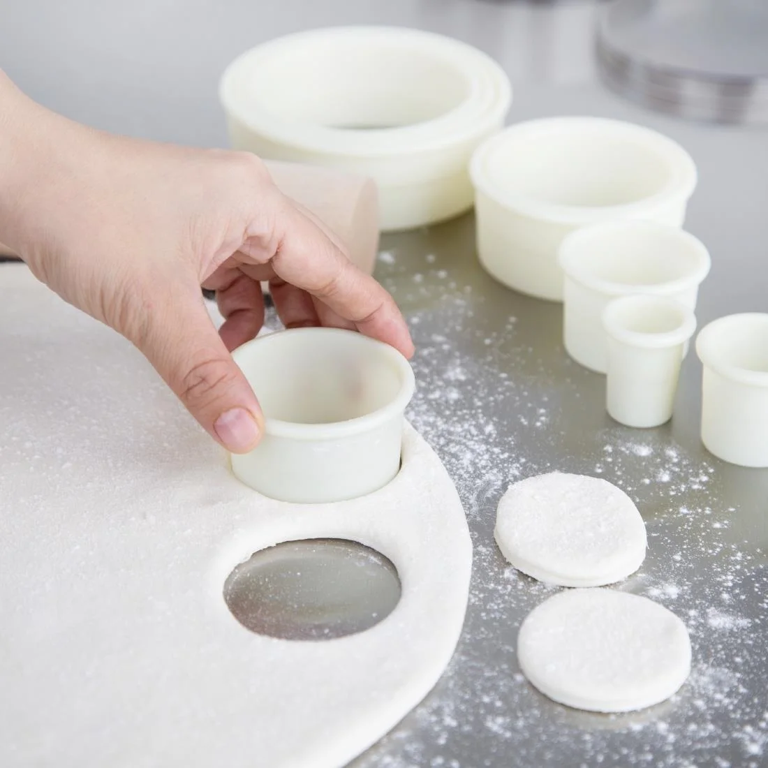 Vogue Plain Round Nylon Pastry Cutters ( 9 Pack) - Image 5