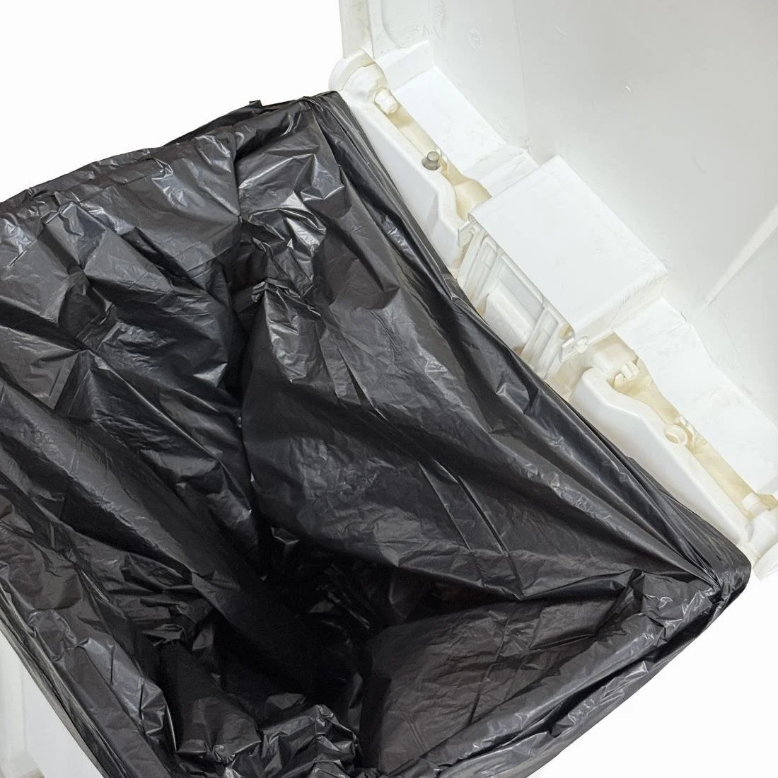 Nisbets Essentials Medium Duty Bin Bags Black 70Ltr (50 Pack) - Image 5