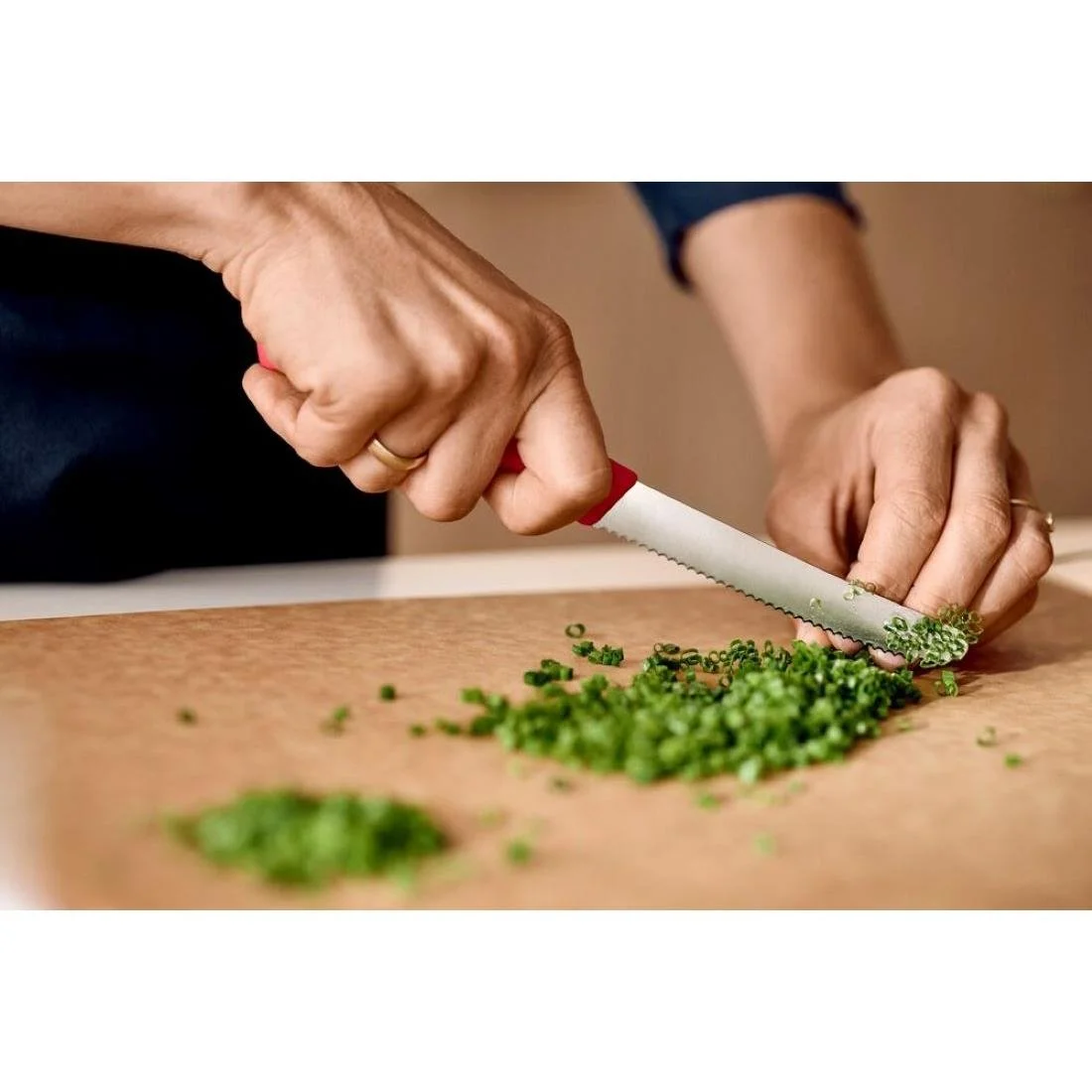 Victorinox Swiss Classic Tomato & Table Knife Wavy Red 22cm - Image 3