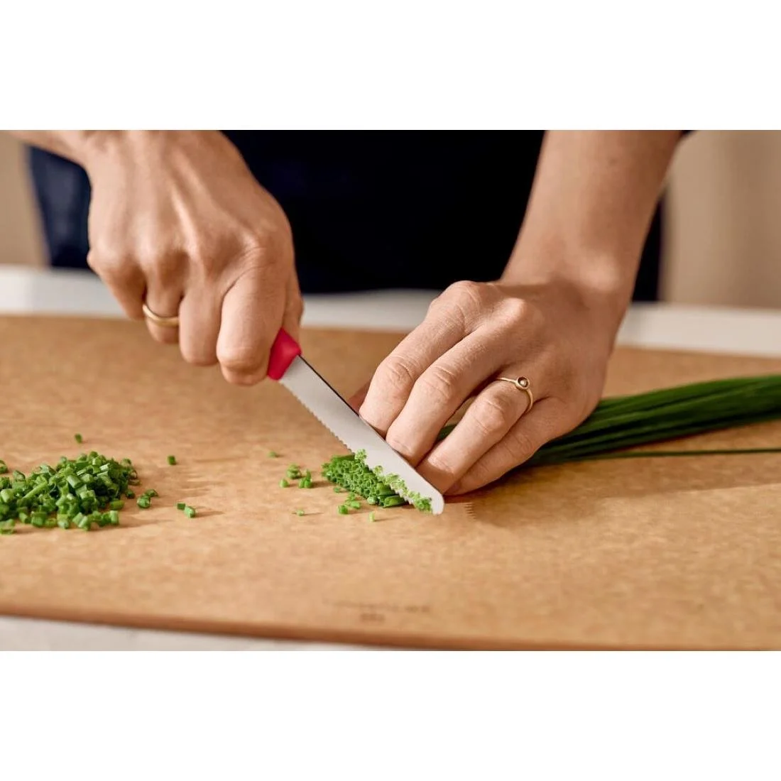 Victorinox Swiss Classic Tomato & Table Knife Wavy Red 22cm - Image 5