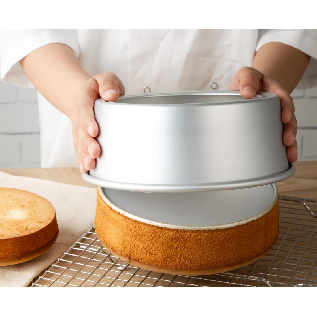Vogue Aluminium Cake Tin with Removable Base 170mm - Image 6