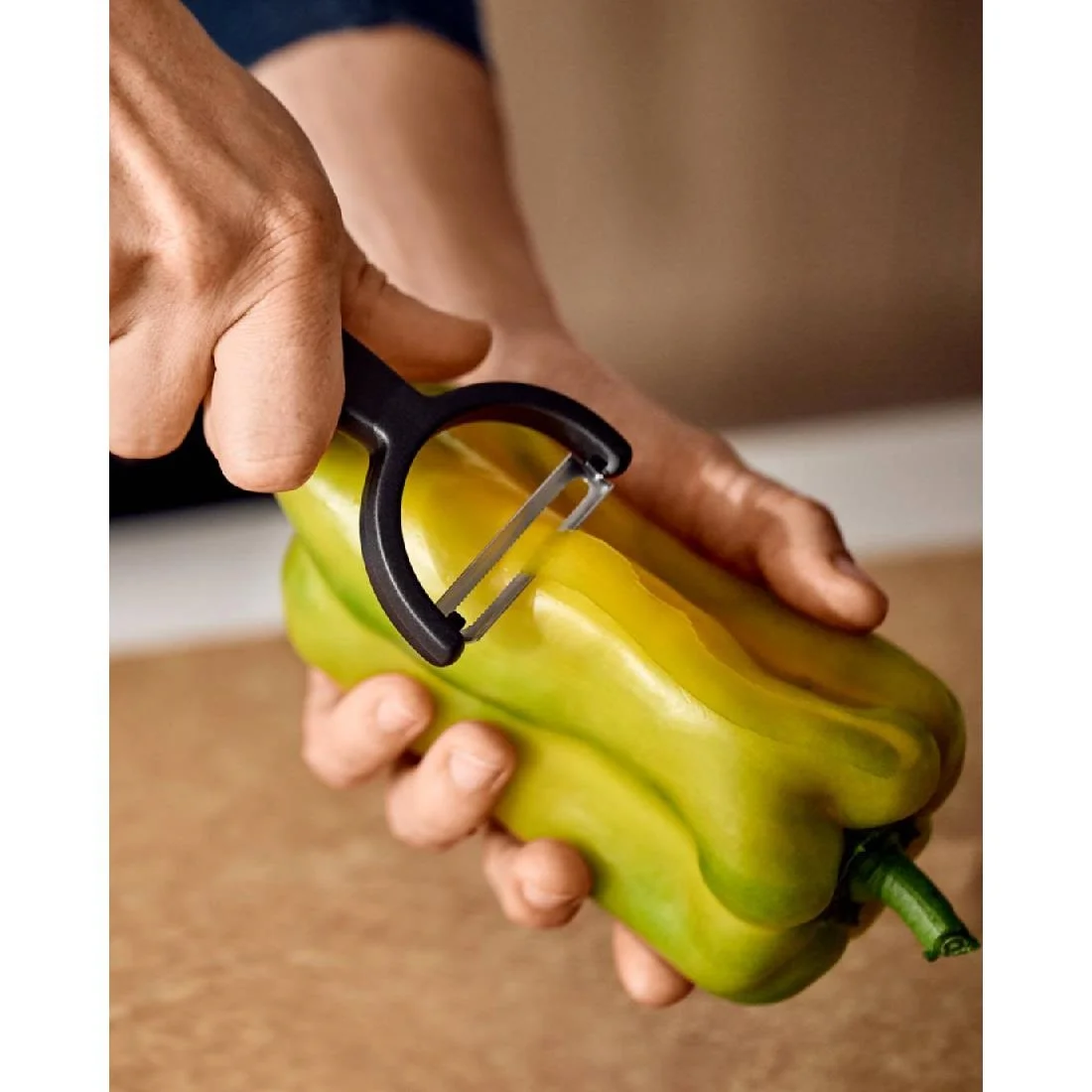 Victorinox Serrated Ypso Peeler Black - Image 2